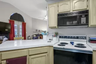 Photo #6: 2709938 Listing