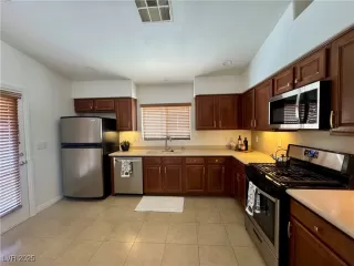 Photo #5: 2710002 Listing 