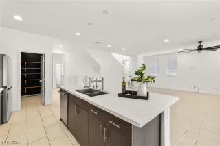 Photo #6: 2710146 Listing 