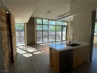 Photo #4: 2710192 Listing