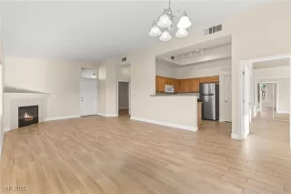 Photo #4: 2710302 Listing