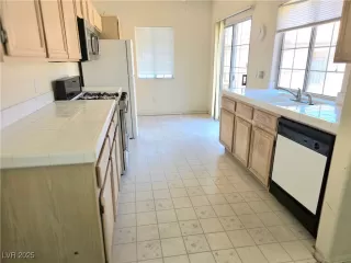 Photo #5: 2710354 Listing