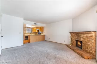 Photo #5: 2710402 Listing