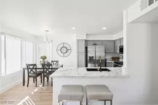 Photo #5: 2710505 Listing