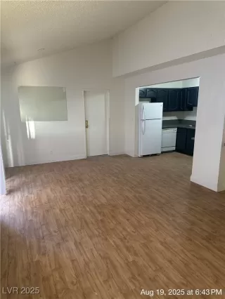 Photo #4: 2710578 Listing 