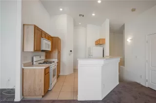 Photo #5: 2710618 Listing