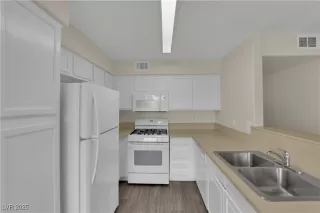 Photo #4: 2710712 Listing