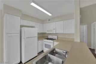 Photo #5: 2710712 Listing