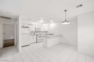 Photo #3: 2710822 Listing 