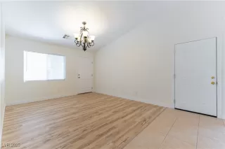 Photo #4: 2710938 Listing