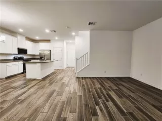 Photo #4: 2710976 Listing