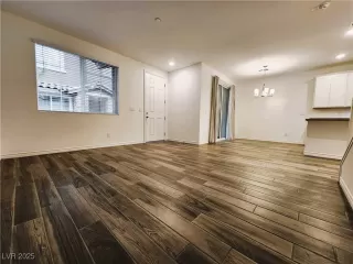 Photo #5: 2710976 Listing