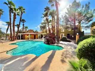 Photo #1: 2711021 Listing 