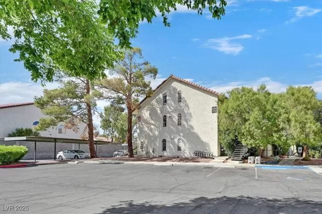 MLS: 2711032 Condo For Sale