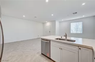 Photo #5: 2711050 Listing 