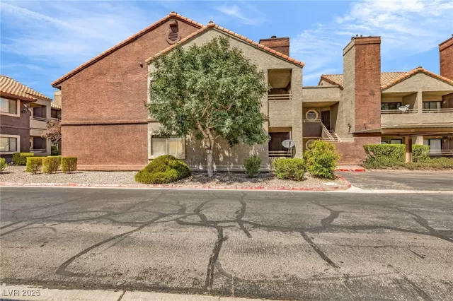 MLS: 2711098 Condo For Sale