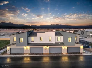 Photo #1: 2711332 Listing 