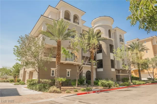 MLS: 2711338 Condo For Sale