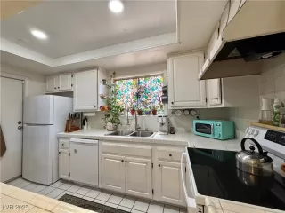 Photo #5: 2711414 Listing