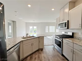 Photo #4: 2711572 Listing 