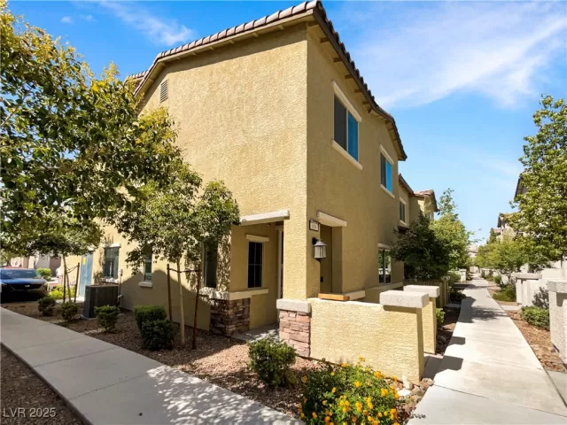 MLS: 2711590 Condo For Sale