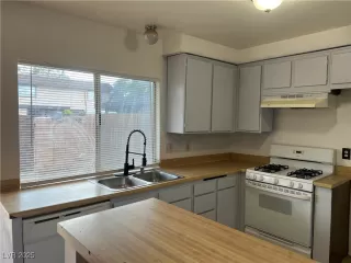 Photo #5: 2711681 Listing 