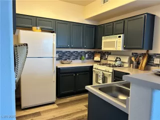 Photo #2: 2711692 Listing 