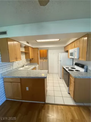 Photo #4: 2711753 Listing 