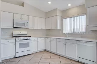 Photo #4: 2711887 Listing