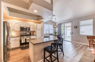 Photo #3: 2711931 Listing