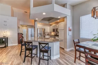 Photo #4: 2711931 Listing