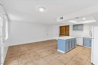 Photo #5: 2712011 Listing 