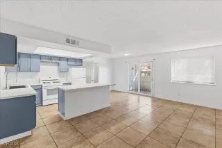 Photo #6: 2712011 Listing 