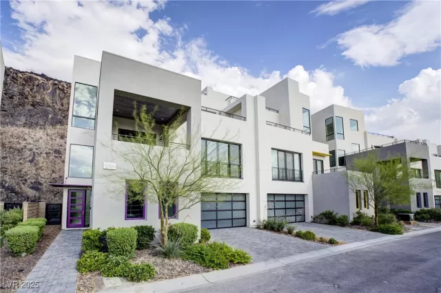 MLS: 2712220 Condo For Sale