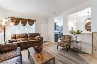 Photo #4: 2712580 Listing