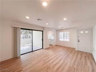 Photo #5: 2712613 Listing