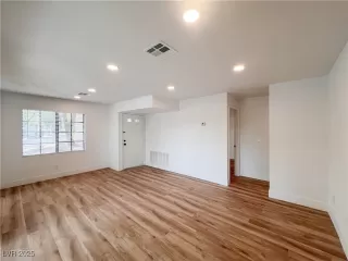 Photo #6: 2712613 Listing