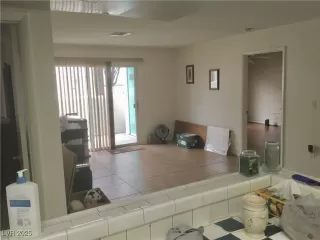 Photo #5: 2712694 Listing