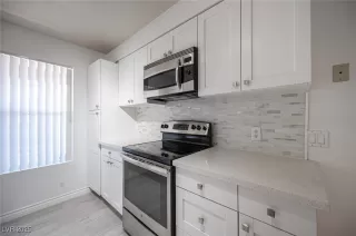 Photo #5: 2712709 Listing