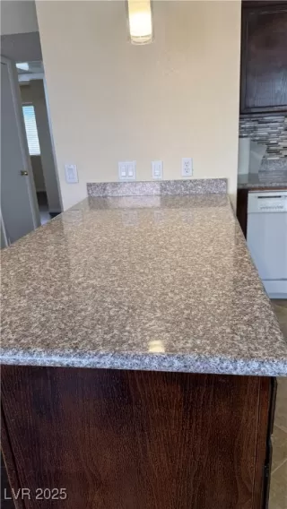 Photo #6: 2712986 Listing