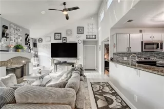 Photo #6: 2714080 Listing