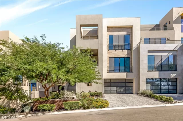 MLS: 2714300 Condo For Sale