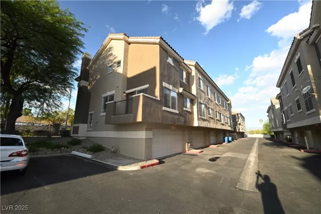 MLS: 2714487 Condo For Sale