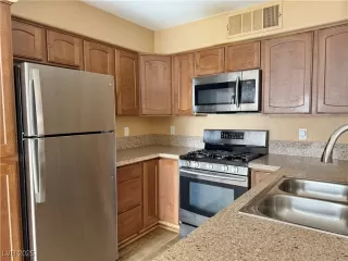 Photo #5: 2715038 Listing 