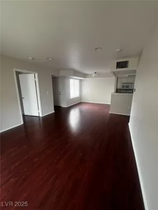 Photo #5: 2715108 Listing 