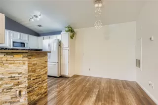 Photo #3: 2715131 Listing