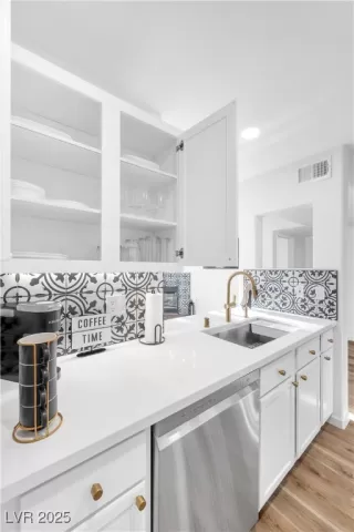 Photo #4: 2715140 Listing