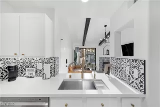 Photo #5: 2715140 Listing