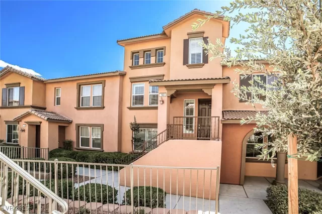 MLS: 2715433 Condo For Sale