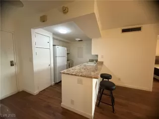 Photo #6: 2716001 Listing
